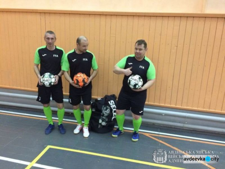 Авдеевские футболисты испытали новый спортинвентарь