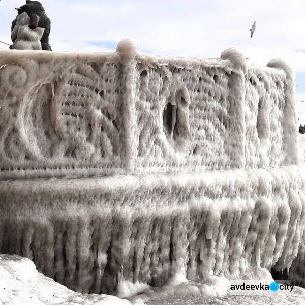 Впечатляющие фото непогоды в Бердянске: море замерзло, а скульптуры обледенели