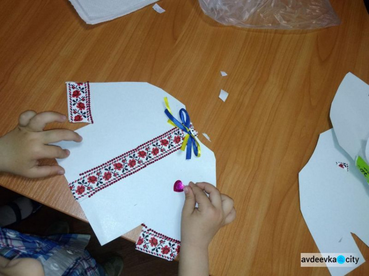 Необычные дети Авдеевки создавали сувенирные вышиванки (ФОТО)