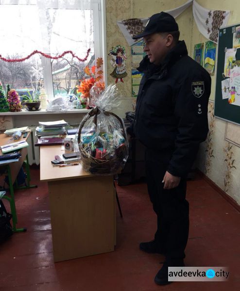   Авдеевские школьники получили подарок от генерала в День Святого Николая (ФОТО)