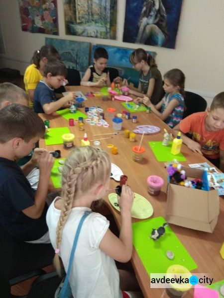 Дети из лагеря “Антошка” развивали творческие способности за росписью глиняных поделок (ФОТО)