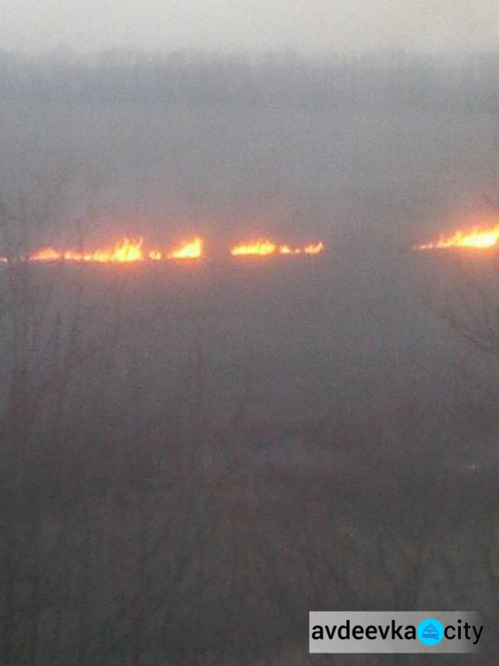 Окраины Авдеевки объяты пожаром (ФОТО)