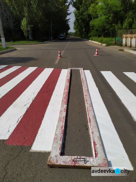 В Авдеевке приступили к обновлению пешеходных переходов (ФОТОФАКТ)
