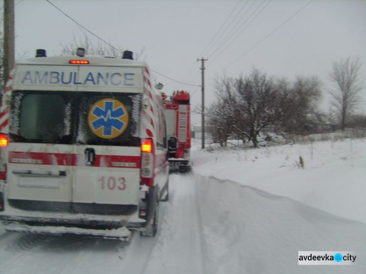 Донетчина: из снежных заносов вытаскивали кареты скорой помощи (ФОТО)