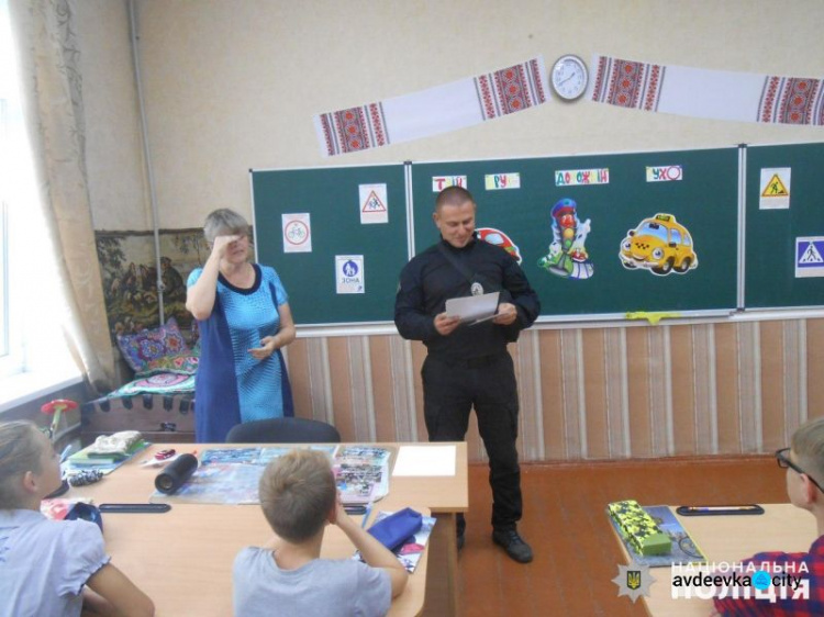 Полицейские в Авдеевке устроили викторину для школьников и наградили лучших знатоков ПДД (ФОТО)