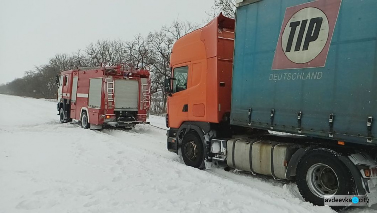 В Донецкой области машины попали в снежный плен (ФОТО + ВИДЕО)