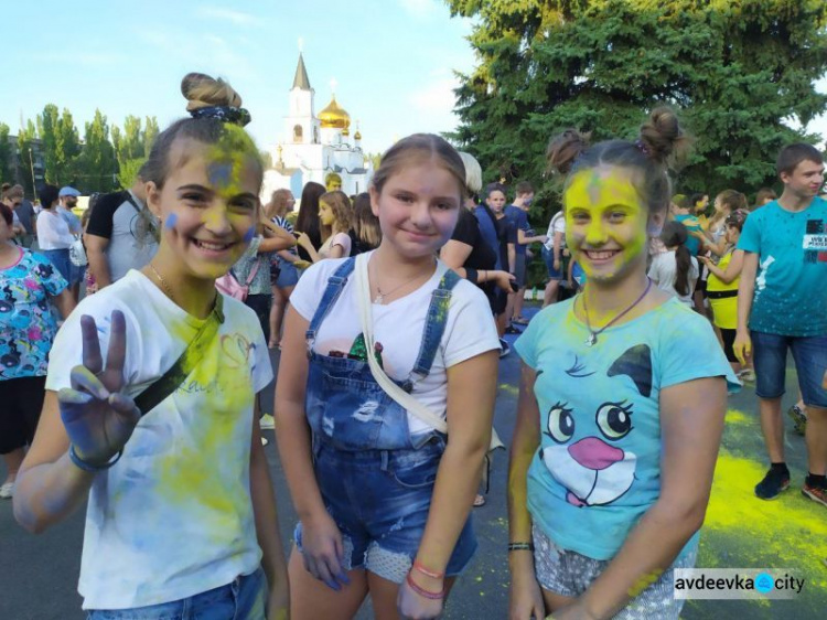 День независимости в Авдеевке: награждения, метания красок и концерт (ФОТОРЕПОРТАЖ)
