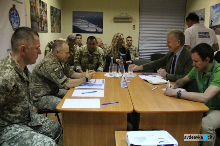 Командующий Объединенных сил обсудил с заместителем главы СММ ОБСЕ важные вопросы (ФОТО)