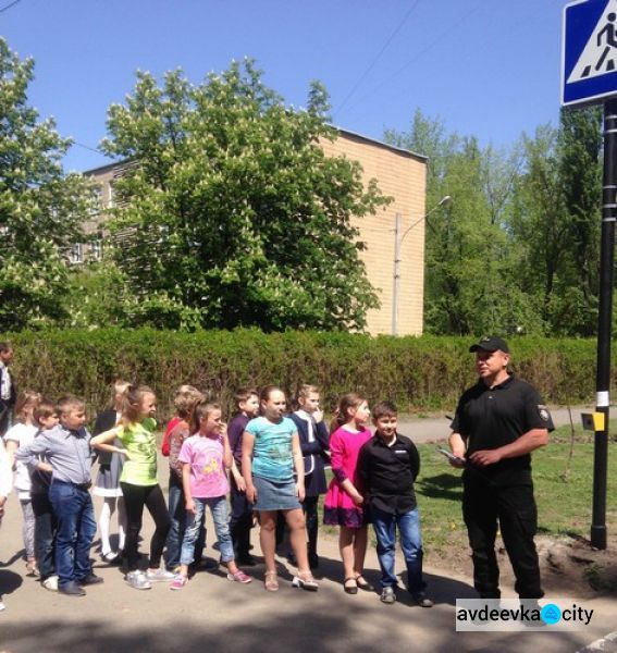 Детей Авдеевки учили, как не погибнуть на дороге (ФОТО)