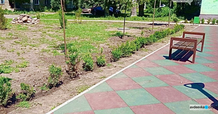 Коммунальщики продолжают озеленение детской площадки, подаренной городу Метинвестом (ФОТОФАКТ)