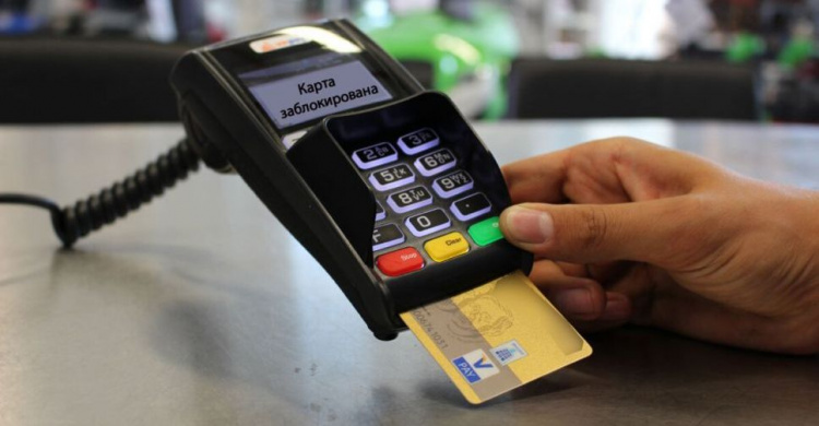 Банки начали снимать деньги с карт за долги по ЖКХ и штрафы без подтверждения