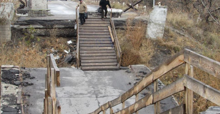 Наблюдатели СММ ОБСЕ проинспектировали КПВВ на Донбассе:  длинные очереди и аварийный мост