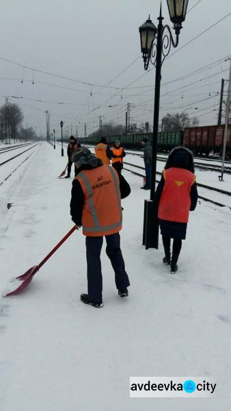 Железнодорожники Донбасса вступили в бой со стихией: опубликованы фото