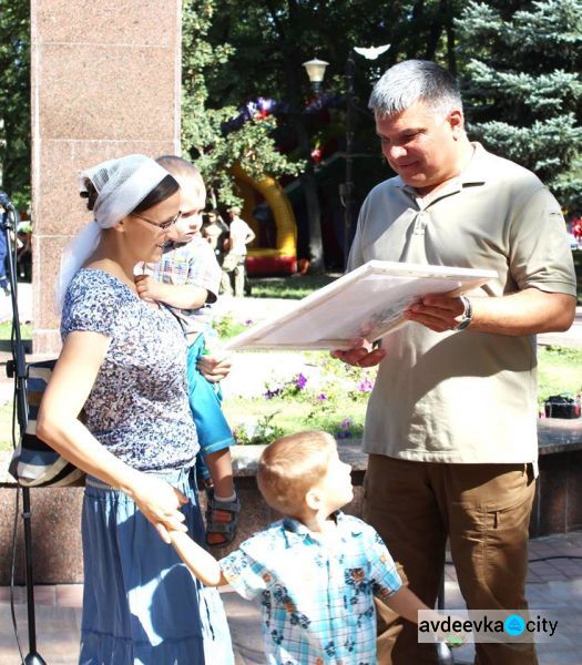 День независимости Украины отметили в Авдеевке молитвой, медалями, песнями и возложением цветов (ФОТО)