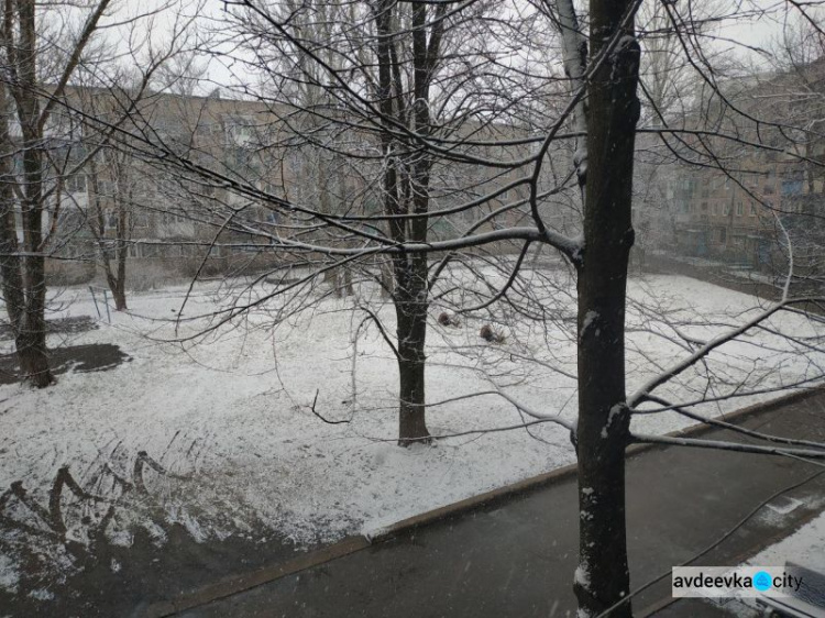 ФОТОФАКТ. Погодный сюрприз: Авдеевка укрылась снежным покрывалом