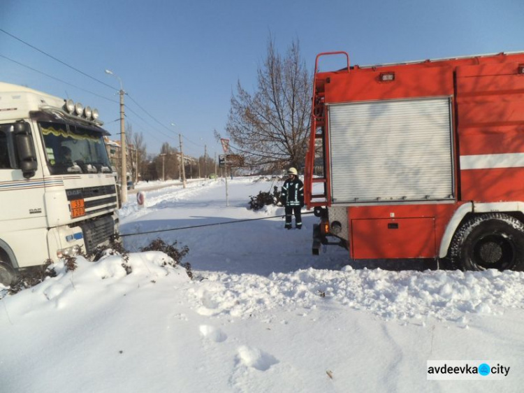 Спасатели Донетчины освобождают авто их снежных капканов: опубликованы фото