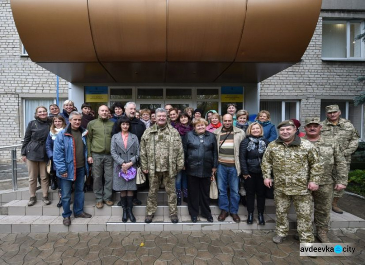Порошенко в Авдеевке поблагодарил воинов за службу (ФОТО + ВИДЕО)