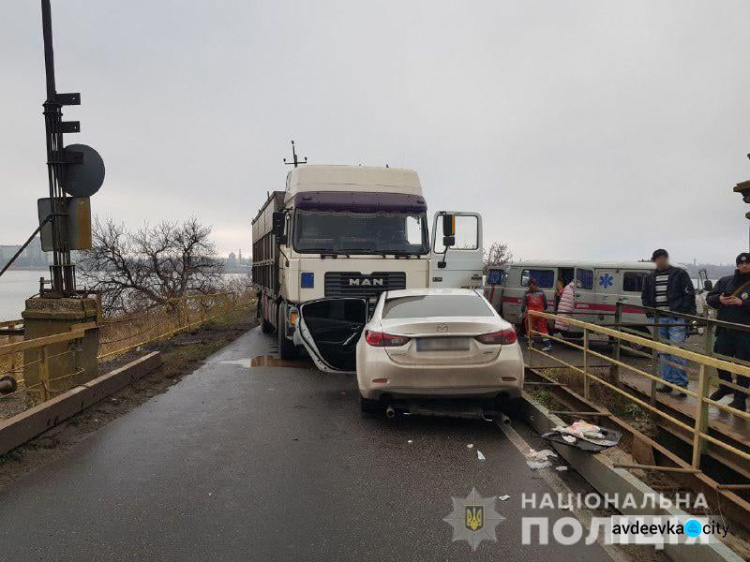В Донецкой области пять человек пострадали  при столкновении MAZDA с тягачом  (ФОТО)