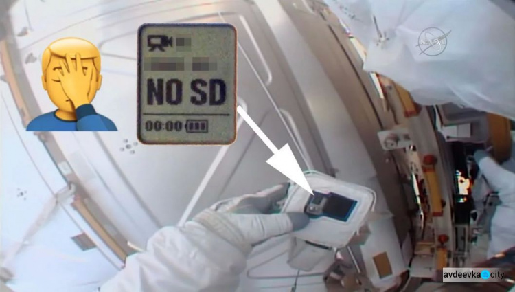 Астронавт NASA вышел в открытый космос с камерой, но забыл вставить в нее карту памяти (ВИДЕО)