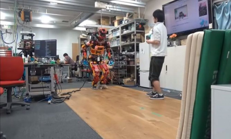 Японские инженеры научили робота кататься на роликах и скейте (ВИДЕО)