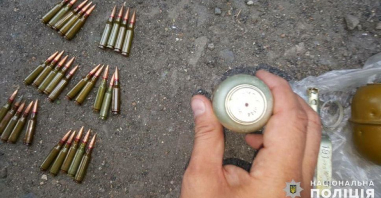 В Авдеевке мужчина добровольно сдал полиции пакет с боеприпасами (ФОТО)