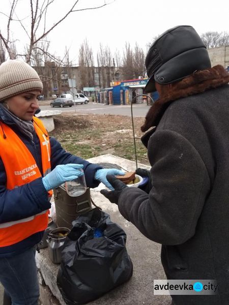 Миссионерский центр "Доброй Вести" начал кормить бездомных в Авдеевке (ФОТО)