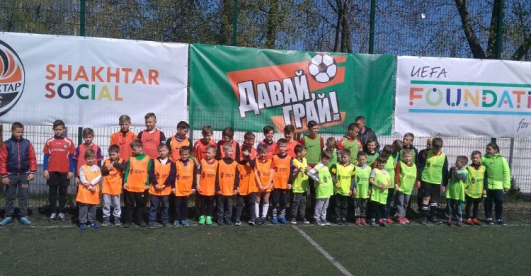 Ради детей: В Авдеевке стартовал футбольный проект “Давай, играй!” (ФОТО+ВИДЕО)