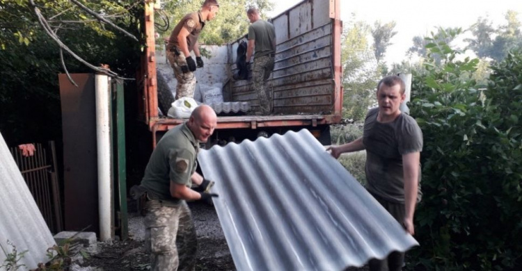 Авдеевские «симики» помогают восстанавливать разрушенные обстрелами поселки (ФОТО)