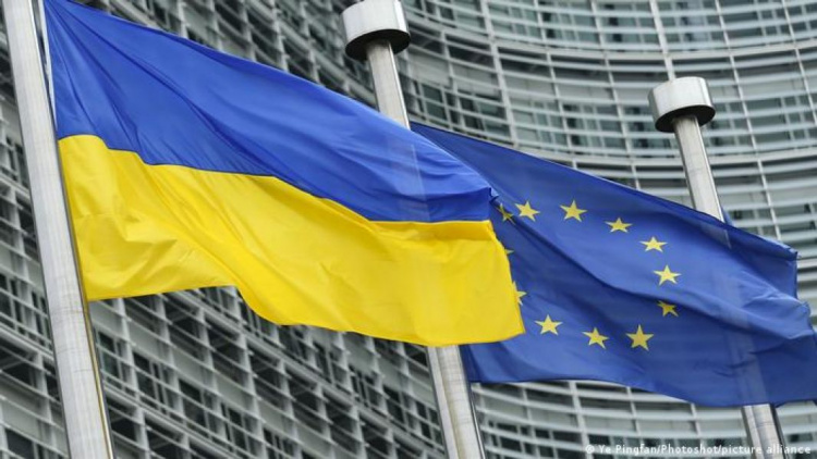 Єврокомісія рекомендувала визнати Україну кандидатом на вступ до ЄС