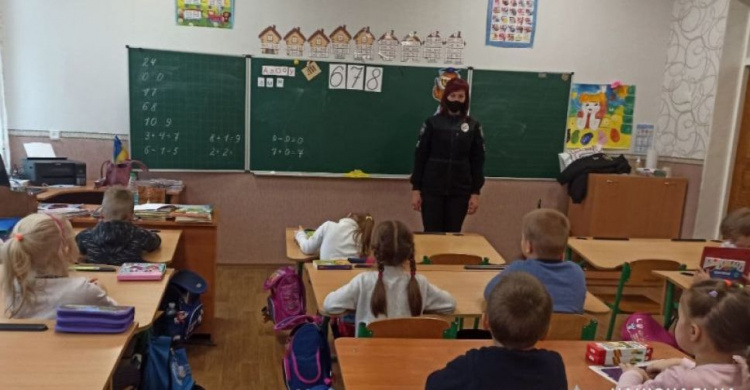 В Авдеевке полицейские рассказали детям об их правах