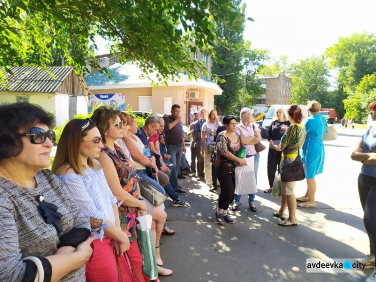 В Авдеевке сотрудники коммунального предприятия массово увольняются и бунтуют (ВИДЕО/ФОТОФАКТ)