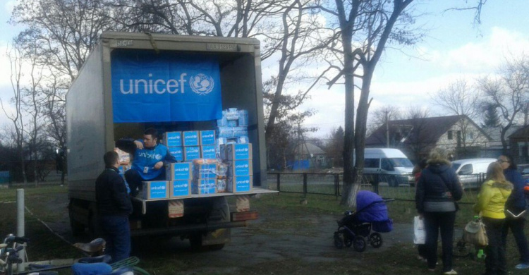 В Авдеевке UNICEF выдает гигиенические наборы для семей (ФОТО)