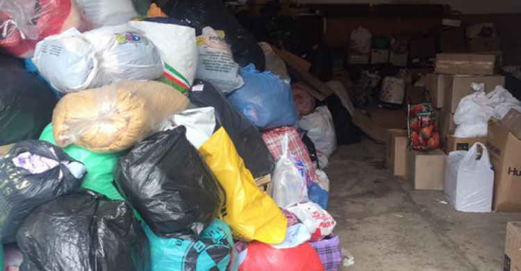 В гаражах Черновицкого облсовета обнаружена неотправленная гумпомощь, которую люди собирали для Авдеевки (ФОТО)
