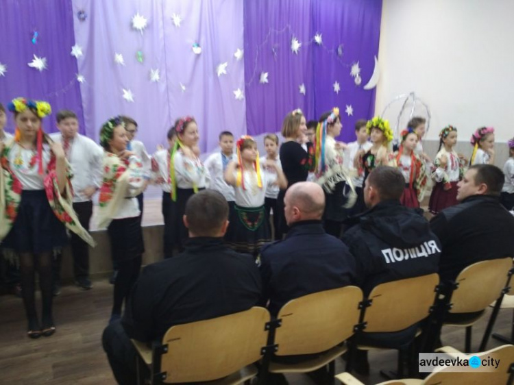 В Авдеевке правоохранители и школьники поздравили друг друга (ФОТО)