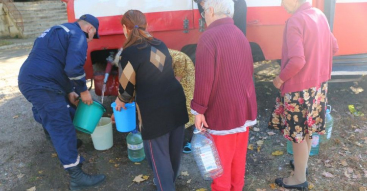 Спасение Торецка: бойцы ГСЧС на автомобилях развозят воду в прифронтовой зоне  (ФОТО)