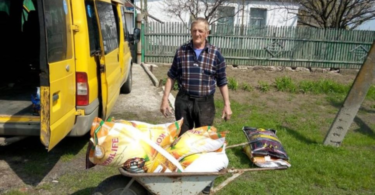Сотрудники гуманитарного центра Пролиска-Авдеевка доставили в Водяное продукты и медикаменты