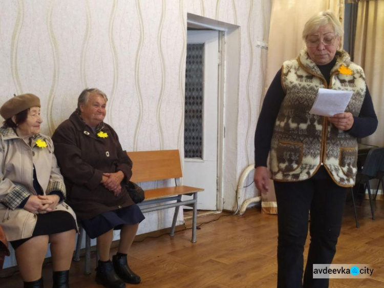 Тёплые слова, творческие номера и подарки: в Авдеевке душевно поздравили пожилых людей (ФОТО)