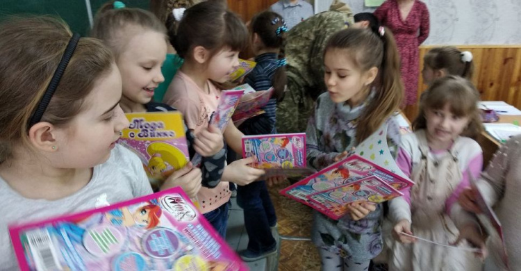 Авдеевские «симики» доставили подарки в детсады и школы (ФОТО)