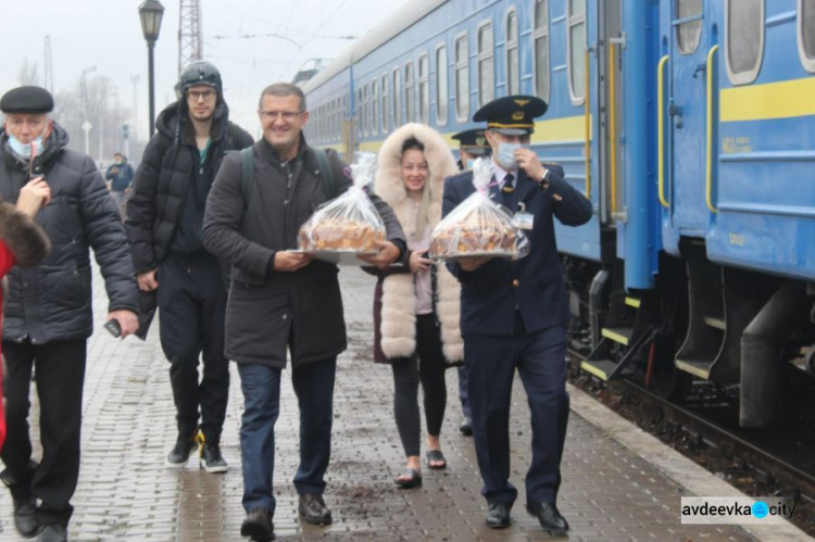 В Авдеевку прибыл первый за шесть лет войны пассажирский поезд