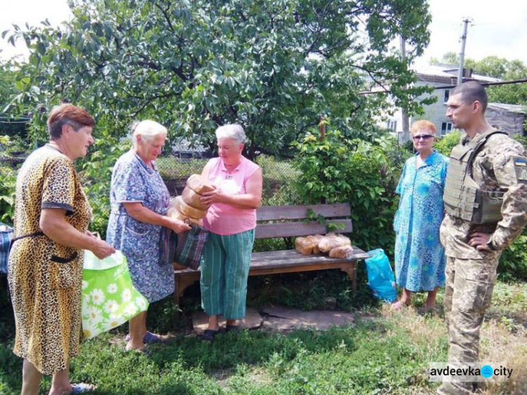 Авдеевские "Симики" доставили жителям прифронтовых сел воду, хлеб и врачей (ФОТО)