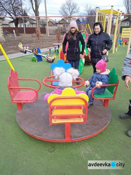 Комунальники відремонтували карусель на дитячому майданчику в старій частині Авдіївки