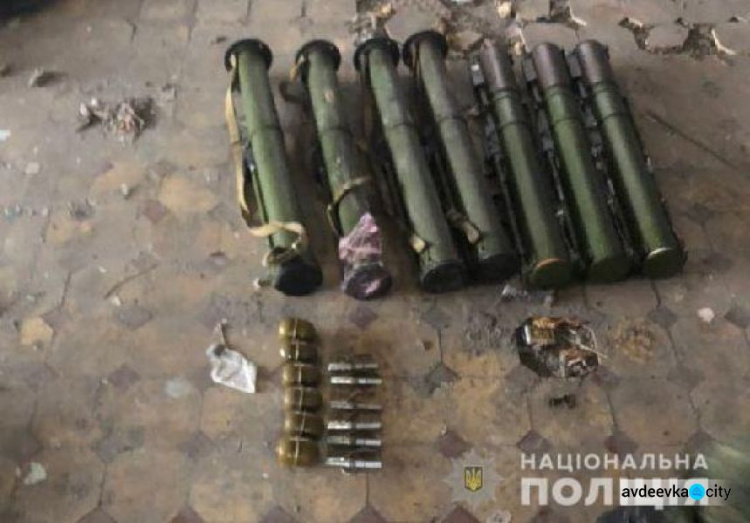 Гранаты, гранатометы и патроны: в Авдеевке нашли смертоносный схрон, опубликованы фото