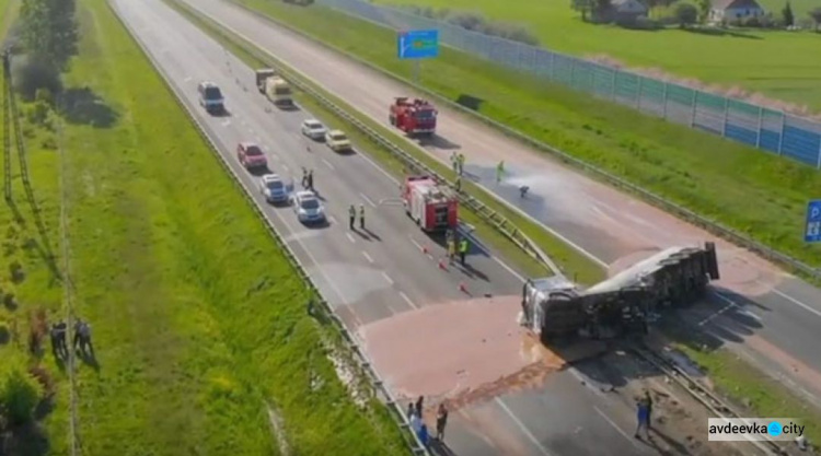 "Сладкая" авария: в Польше перевернулся грузовик с тоннами шоколада (ФОТО+ВИДЕО)