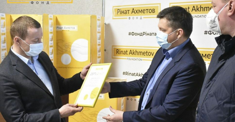 Фонд Рината Ахметова передал Донецкой области 50 000 экспресс-тестов для выявления COVID-19