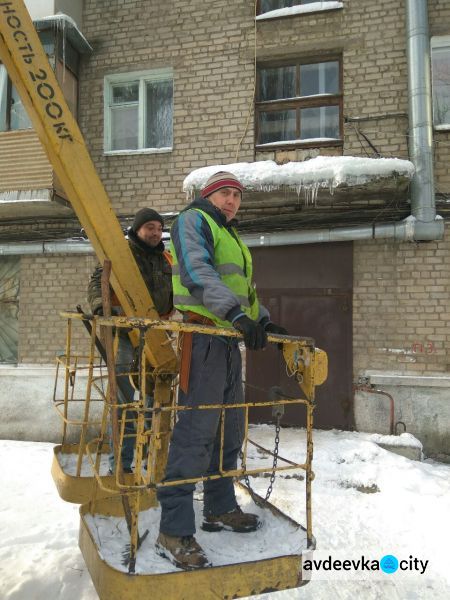 Авдеевские коммунальщики объявили войну ледяным сталактитам (ФОТО)