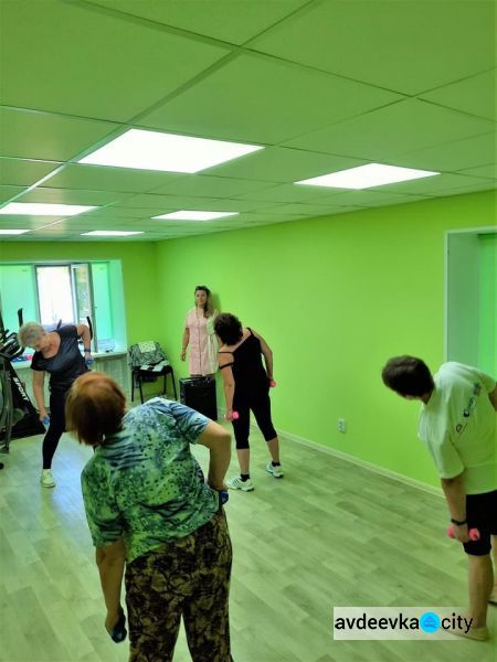 В Авдіївці на базі терцентру проводять заняття з фізичної активності для мешканців поважного віку