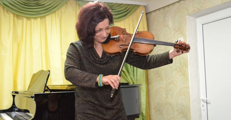 Берлинская скрипичная мастерская передала подарок для авдеевских скрипачей (ФОТО)