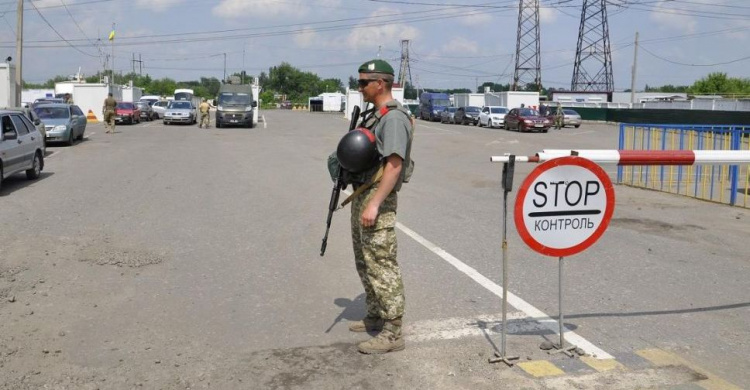 На КПВВ Донецкой области пограничникам активно продолжают предлагать взятки