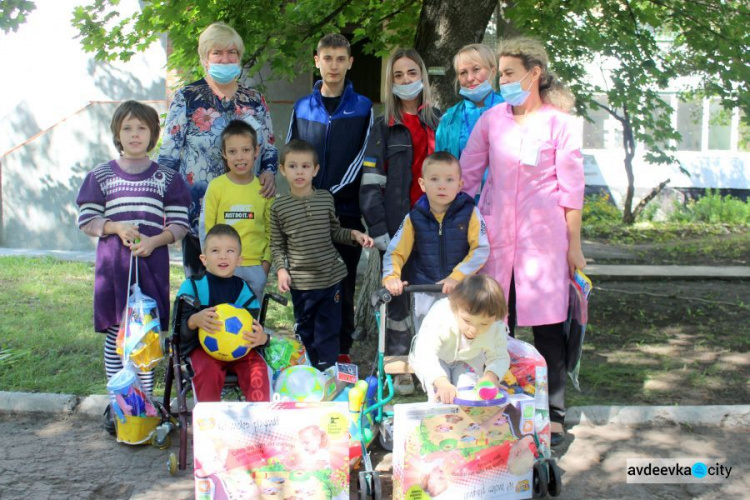 Заводчане АКХЗ навели порядок в «Искорке» и подарили воспитанникам игрушки