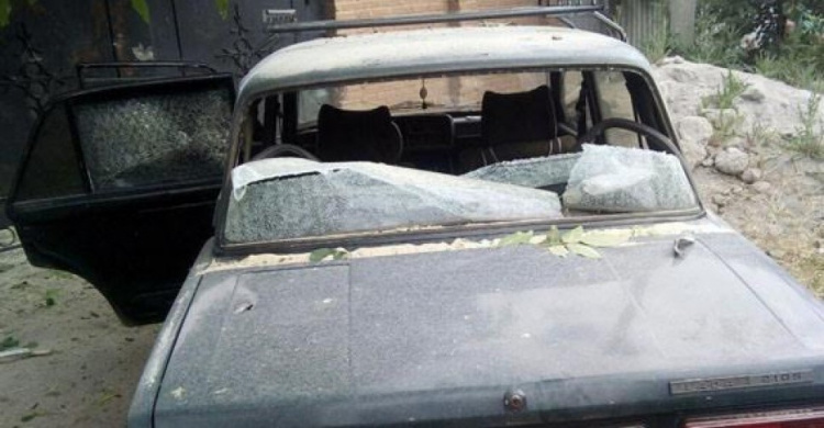 Дом и автомобиль повреждены  в результате взрыва снаряда в  прифронтовой Авдеевке (ФОТО)